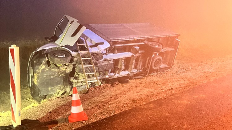 DK22. Samochód dostawczy wpadł do przydrożnego rowu przed Starym Polem.