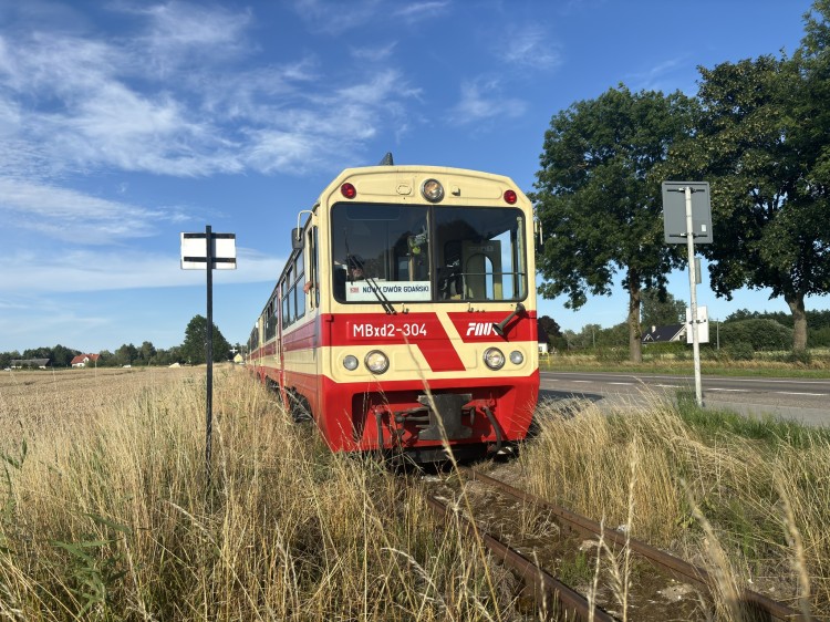 W okresie Wszystkich Świętych pociągi Żuławskiej Kolei Dojazdowej w Nowym Dworze Gdańskim będą kursowały na trasie Cyganka Przejazd – Nowy Dwór Gdański Cmentarz Komunalny.