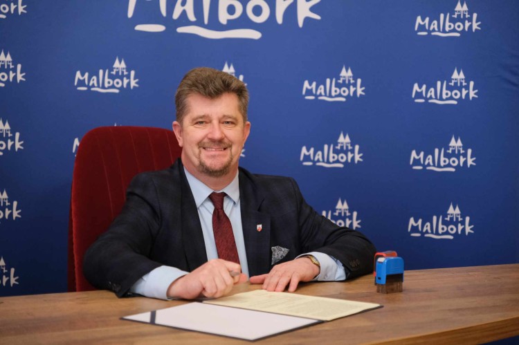 BURMISTRZ MALBORKA UKRYWA DANE PRZED RADNYMI, BUDŻET MIASTA DZIURAWY