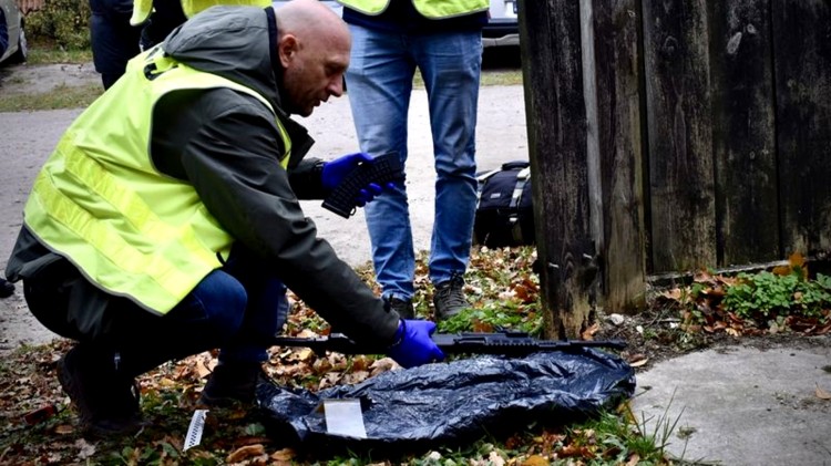 Malbork. Policjanci zabezpieczyli broń na terenie Muzeum Zamkowego – ćwiczenia służb mundurowych.