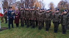 Malbork. Uczniowie ZST uczcili pamięć poległych żołnierzy Wspólnoty Brytyjskiej.