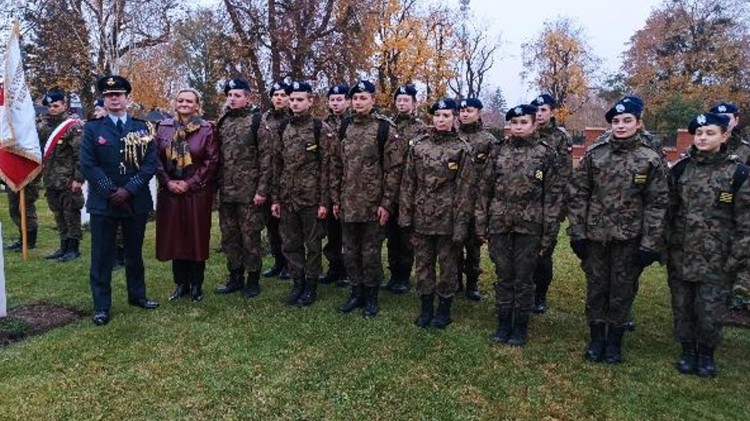 Malbork. Uczniowie ZST uczcili pamięć poległych żołnierzy Wspólnoty Brytyjskiej.