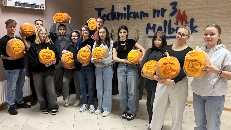 Malbork. Uczniowie Technikum nr 3 doskonalili sztukę carvingu.