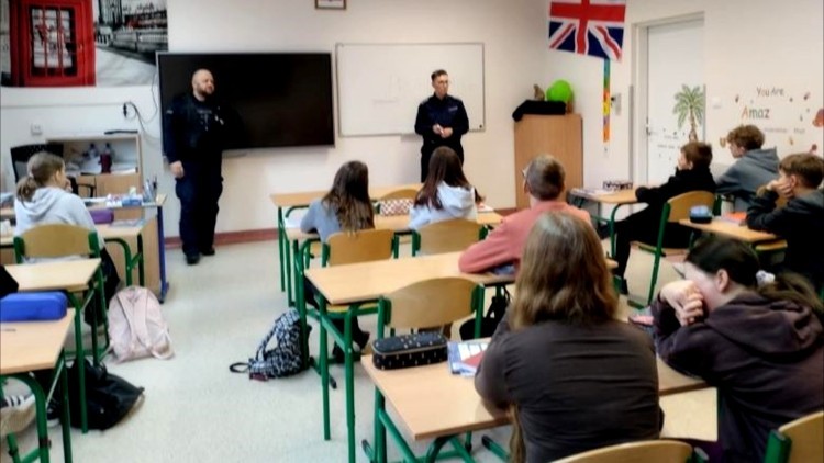 Powiat sztumski. Zagrożenia w sieci i odpowiedzialność prawna – policjanci edukują młodzież.