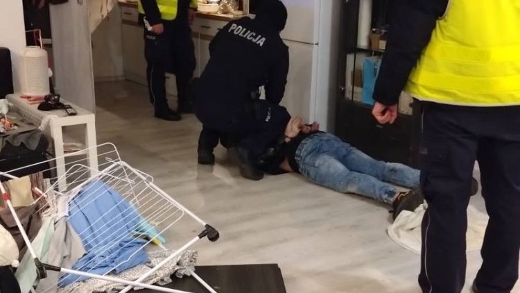 39-LATEK ZATRZYMANY ZA CZYNNĄ NAPAŚĆ NA POLICJANTA W MALBORKU