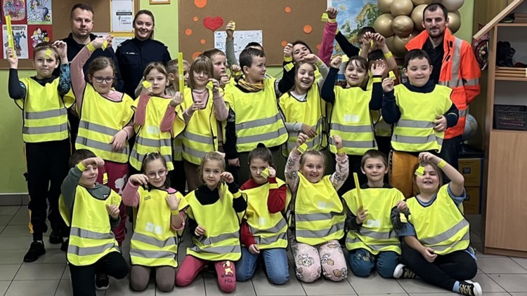 Świeć przykładem i noś odblaski - zachęcali dzieci z Gminy Stare Pole policjanci i GDDKiA.