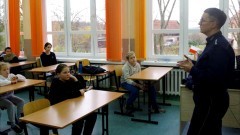 Powiat sztumski. Cyberbezpieczeństwo i odpowiedzialność karna nieletnich tematami spotkania policjantów z uczniami.
