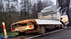 Powiat sztumski. Samochód dostawczy uderzył w drzewo – kierowca w szpitalu.