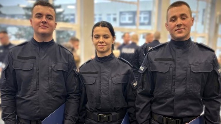 Nowi policjanci w malborskiej komendzie.