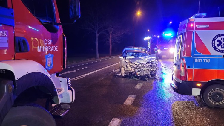 Zderzenie dwóch osobówek na DK22 - jedna osoba trafiła do szpitala…