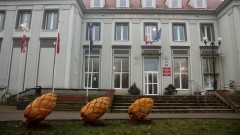 Trzy szyszki – nowa rzeźba przed budynkiem Starostwa Powiatowego w Sztumie.