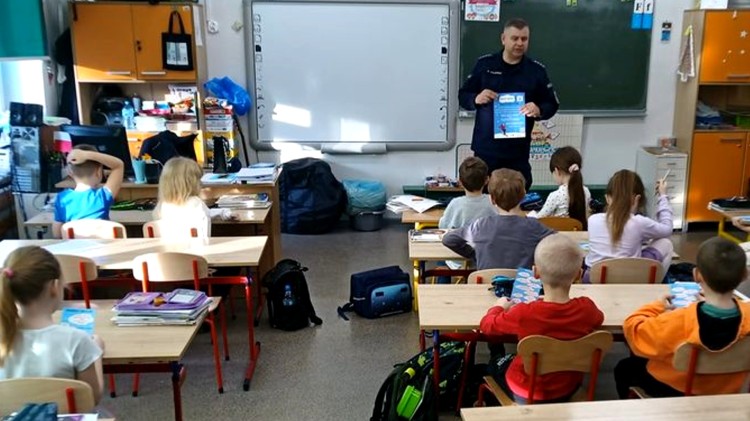 Kręci mnie bezpieczeństwo – spotkania policjantów z dziećmi przed feriami zimowymi.