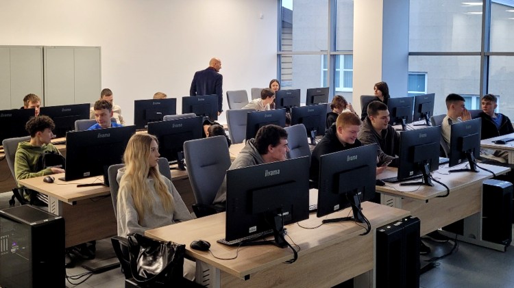 Uczniowie Technikum nr 3 na warsztatach w Akademii Nauk Stosowanych w Elblągu.
