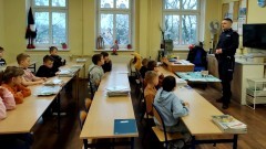 Nowy Staw. O bezpieczeństwie podczas ferii - z uczniami rozmawiał dzielnicowy.