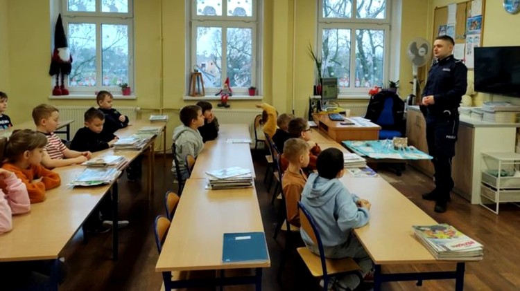 Nowy Staw. O bezpieczeństwie podczas ferii - z uczniami rozmawiał dzielnicowy.