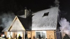 Pożar w budynku mieszkalnym w Kątach Rybackich. Czujka dymu uratowała właściciela.