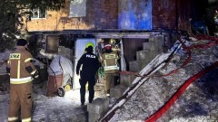 Pożar domu w Kątach Rybackich – policjanci apelują o montowanie czujek ratujących życie.
