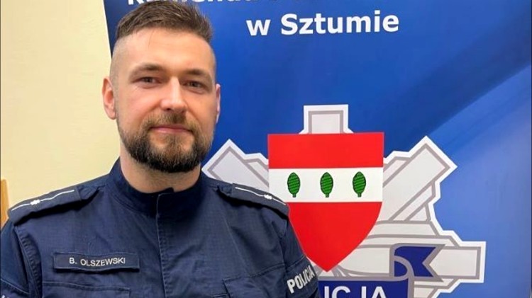 W drodze na służbę pomógł kobiecie, która samochodem wjechała do…