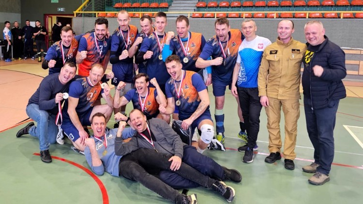 Gdańscy strażacy najlepsi w piłce siatkowej w województwie.