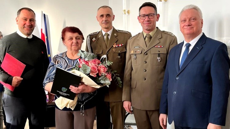 Nowy Staw. Halina Teresa Błaszczyk z odznaczeniem Ministra Obrony Narodowej.