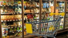 Konsumenci idą pod prąd. Ubiegły rok należał do sklepów convenience i hipermarketów