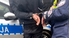 Policyjne strzały podczas kontroli drogowej w powiecie nowodworskim - nietrzeźwy kierowca zignorował kontrolę drogową i zepchnął radiowóz z drogi. 