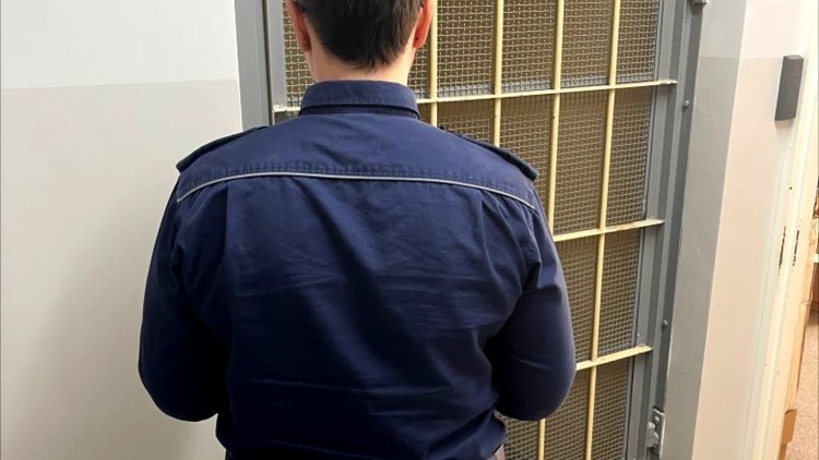 Policja złapała poszukiwanych – jeden z nich ukrył się pod kołdrą.