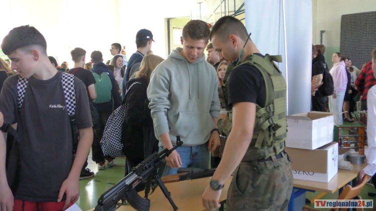 Malborskie Targi Edukacyjne – pomoc w wyborze ścieżki edukacyjnej dla uczniów. Wideo i zdjęcia