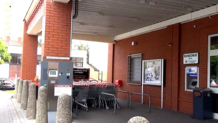 Tragedia przed marketem w Malborku. Mężczyzna zmarł po zasłabnięciu - nikt nie zareagował przez kilkanaście minut?
