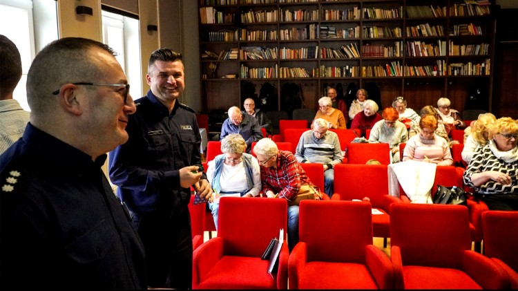 Bezpieczna bankowość internetowa – debata społeczna z udziałem policjantów i przedstawicieli sektora bankowego.