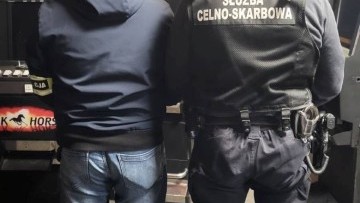 KRYMINALNI I FUNKCJONARIUSZE KAS-U ZABEZPIECZYLI NIELEGALNE AUTOMATY DO&#8230;