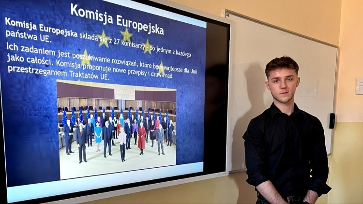 Lekcje od starszych kolegów - uczniowie Technikum nr 3 uczą o Unii Europejskiej.