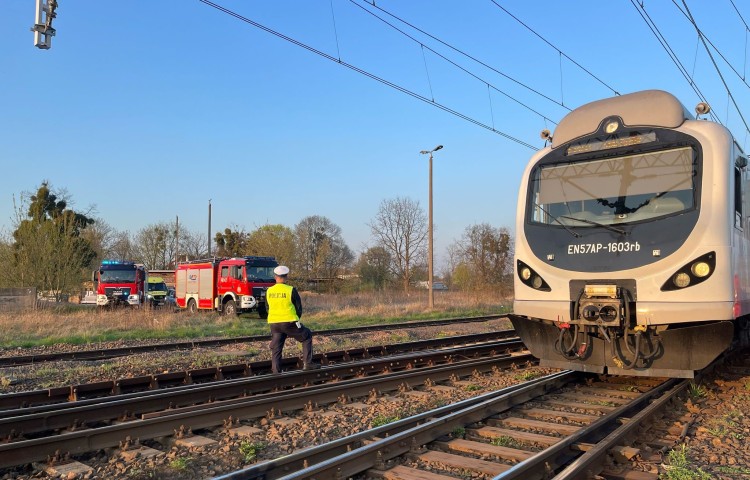 Malbork. 64-latek potrącony przez pociąg – w ciężkim stanie trafił do szpitala.