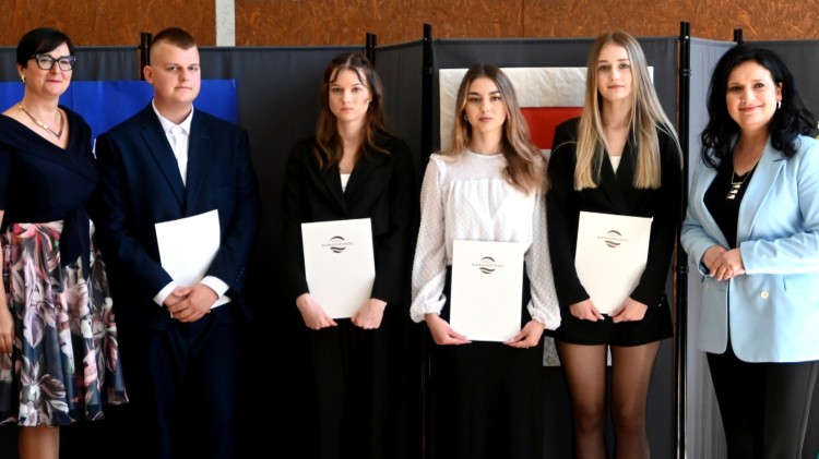 Maturzyści pożegnali szkołę – uroczysta akademia w Zespole Szkół w Nowym Dworze Gdańskim.
