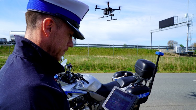 Dron w służbie bezpieczeństwa – policyjna akcja na trasie S7.