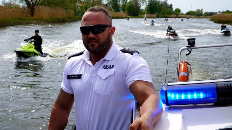 Wzmożone kontrole na wodach Pętli Żuławskiej - policjanci sprawdzali skutery wodne i inne jednostki pływające.