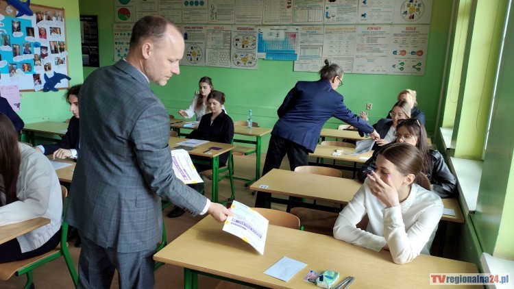 Maturalny maraton rozpoczęty - maturzyści zmierzyli się z językiem polskim. Wideo i zdjęcia