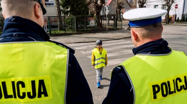 Bezpieczny pieszy – policyjna akcja na rzecz bezpieczeństwa na przejściach.