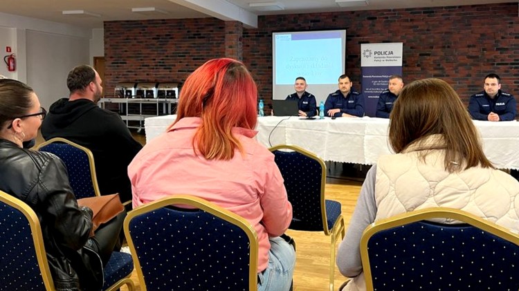 Policjanci rozmawiali z mieszkańcami Nowego Stawu o bezpieczeństwie.