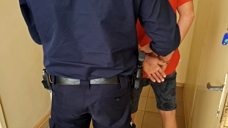 Ukradł alkohol, szarpał się z ochroniarzem, zaatakował policjantów – został zatrzymany.