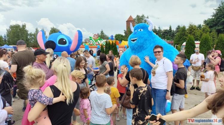 Kolorowy i pełen radości Dzień Dziecka w Nowym Stawie – maskotki XXL, dmuchańce i piana party. Wideo i zdjęcia