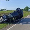 Groźny wypadek w Cygusach. 71-latek zasłabł za kierownicą i uderzył w drzewo.