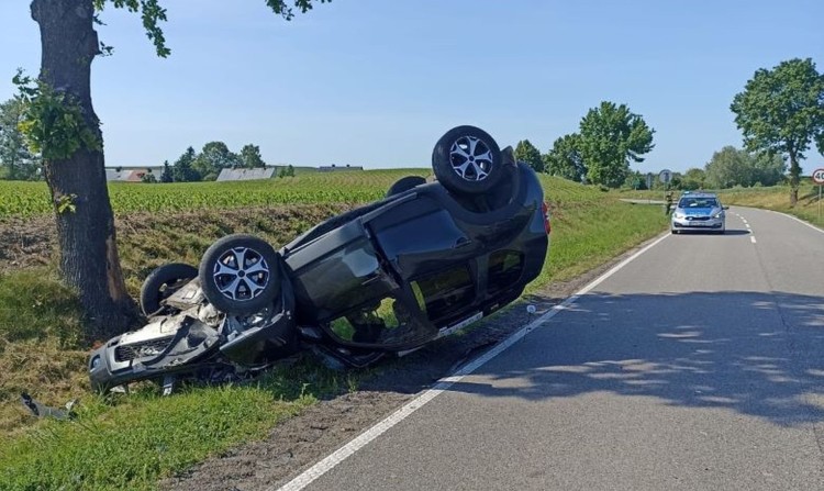 Groźny wypadek w Cygusach. 71-latek zasłabł za kierownicą i uderzył…