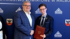 Młody artysta z Malborka z wyróżnieniem Starosty – Patryk Tuleja doceniony za twórczość.