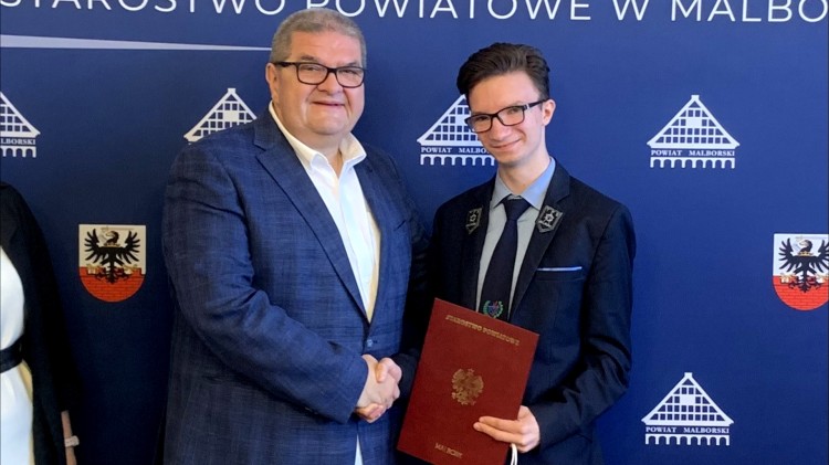 Młody artysta z Malborka z wyróżnieniem Starosty – Patryk Tuleja doceniony za twórczość.