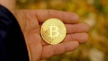 Stracił ponad 100 tys. zł przez fałszywego doradcę od kryptowalut.
