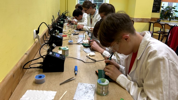Nowoczesna elektronika w praktyce – kurs BGA dla młodych techników z Malborka.