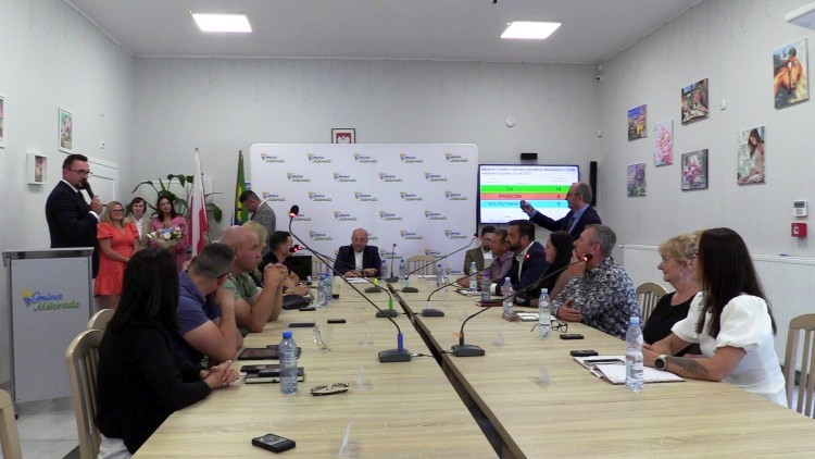 Wójt Miłoradza Arkadiusz Skorek z wotum zaufania i absolutorium na XIII sesji Rady Gminy - 30.06.2025