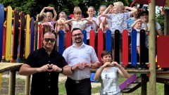 Nowy plac zabaw i ogród deszczowy w Gnojewie – radość najmłodszych i ekologia w praktyce.