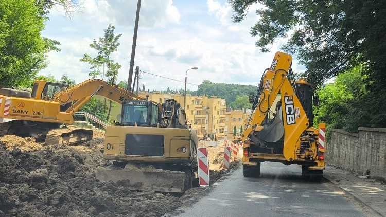 Trwa rozbudowa drogi wojewódzkiej 515 w Dzierzgoniu — przejazd będzie bezpieczniejszy i wygodniejszy. Zobacz postęp lipiec 2025